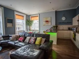 Most central luxury apartment - sleeps 4 & FREE parking!