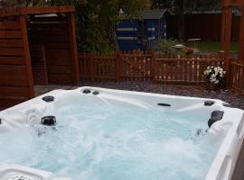 Ruth's Rest Country Retreat with private Hot Tub, glamping site in Shrewsbury