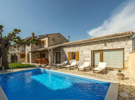 Villa Natale with Private Pool and Garden, hotel con parcheggio a Vošteni