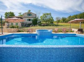 Unique Villa Bošket with Pool and Jacuzzi surrounded by Nature, hotel u gradu 'Vižinada'