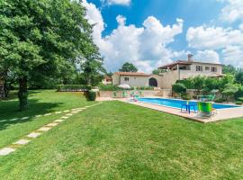 Villa Catarina with Beautiful and Spacious Garden and Pool, hotel in Kringa
