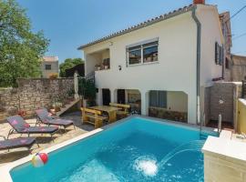 Villa Kris with Pool in Mrgani, hotel con parking en Mrgani