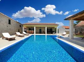 Beautiful Villa Petra with Summer Kitchen and Pool, ξενοδοχείο σε Lovinac