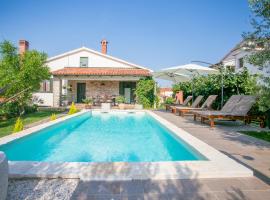 Comfortable Villa Marinela with Pool and Garden, hotel v destinaci Tar