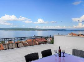 Holiday House Queens with Sea View, B&B in Selce