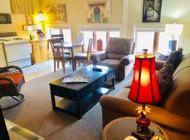 Galena Penthouse overlooking Main Street with FREE off street parking, hotel in Galena