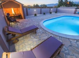 Charming holiday home with private pool, hotel with parking in Islam Latinski