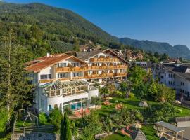 Family Hotel Gutenberg: Schenna şehrinde bir tatil köyü