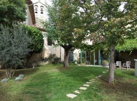 La Boissetane, maison provençale avec piscine et jardin, au pied du Luberon, hotel com estacionamento em Saint-Martin-de-Castillon