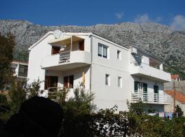 Apartments Durda1 - 50 m from beach, hotel em Igrane