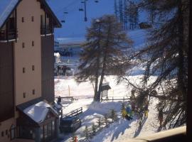 Appart 4 p pied des pistes Risoul 1850，里蘇的公寓