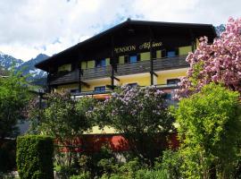 Café Pension Alpina, bed and breakfast en Innsbruck