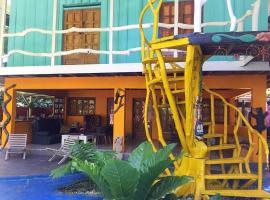 Madre Selva Hostel: Puerto Viejo'da bir otel