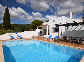 Secluded villa with a private swimming pool, hotel met parkeren in Santa Bárbara de Nexe