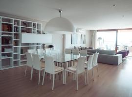 Luxury sea view Apartment in Puerto de Alcudia, luksushotelli Alcudiassa