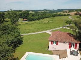 Detached house with stunning views and a private heated swimming pool, hotel en Laurière