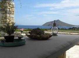 Villa Petradi (150 meters from the sea), hotel a Ambelas
