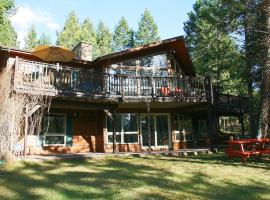Falcon Cabin, hotel with parking in Fairmont Hot Springs