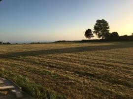 Gîte des falaises de champeaux, hotel con estacionamiento en Champeaux