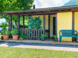 bungalow campeggio madonnina, hótel í Domaso