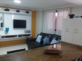 Ótimo apartamento com wi-fi gratuito, hotell i Guarapari