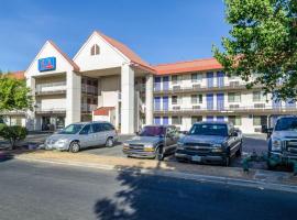 Motel 6-Fresno, CA - Yosemite Hwy, accessible hotel in Pinedale