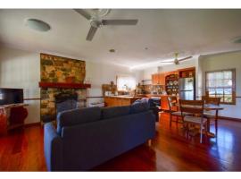 Lakefront holiday villa, cottage a Yungaburra