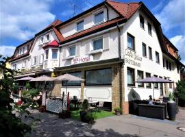 Hotel Conditorei Cafe Baier، فندق مع موقف سيارات في Schömberg