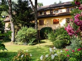Cazaudehore, maison forestière de charme, restaurant gastronomique, terrasse ombragée et jardin, hotel v destinácii Saint-Germain-en-Laye