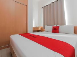 RedDoorz Plus near Galaxy Bekasi, bed and breakfast en Bekasi