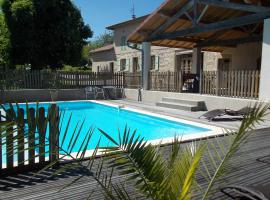 A La Mare du Vieux Chêne, hotel with parking in Bellegarde-Poussieu