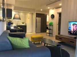 Different Atmosphere Suite, spa hotel in Caesarea