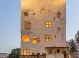 Turm zu Schloss Schedling, hotel in Trostberg an der Alz