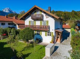 Ferienwohnung Sonnenhäusl: Mittenwald şehrinde bir lüks otel