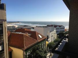 Leça Beach Flat ** Amazing Views ** Porto, hotel in Leça da Palmeira