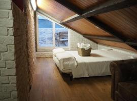 Tiny and cute apartment in the roof touching border, hotel in La Línea de la Concepción