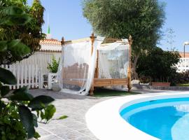 Bungalow Palm Mar with pool and garden