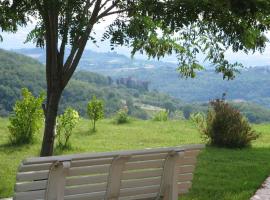 San Terenziano Villa Sleeps 6 Pool WiFi, hotel i San Terenziano