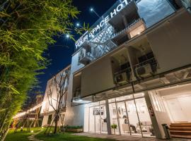 Your Space Hotel Prasingh, hotell i Chiang Mai