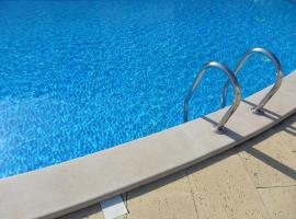 Alojamentos Campo & Mar - T1 com Piscina: São Martinho do Porto'da bir otel