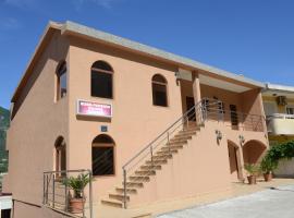 ROOMS & APARTMENTS DOBROTSKI DVORI، فندق في كوتور