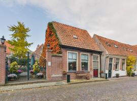 Lovely Family Home with Canal View, hotel in Enkhuizen