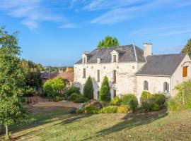 Concourson-sur-Layon Villa Sleeps 18 Pool, hotelli kohteessa Concourson-sur-Layon