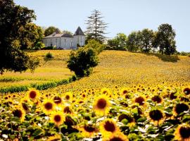 Saint-Colomb-de-Lauzun Chateau Sleeps 12 Pool WiFi, hotel v destinaci Saint-Colomb-de-Lauzun