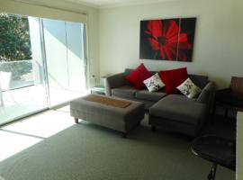 Apartment by the Marina, hotel met jacuzzi's in Whitianga