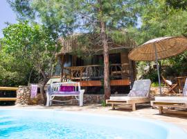Kuyucak Villa Sleeps 2 Pool Air Con WiFi, hotel in Kuyucak