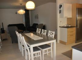 Majoituspalvelu Nurmi Apartment Oksapolku 2 B Deluxe Huoneisto 103m2, holiday rental sa Raahe