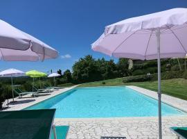 Colle di Val d'Elsa Villa Sleeps 2 Pool Air Con, отель в городе Lano
