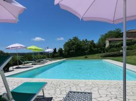Colle di Val d'Elsa Villa Sleeps 4 Pool Air Con, отель в городе Lano