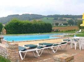 Carpini Villa Sleeps 4 Pool WiFi, ξενοδοχείο σε Carpini